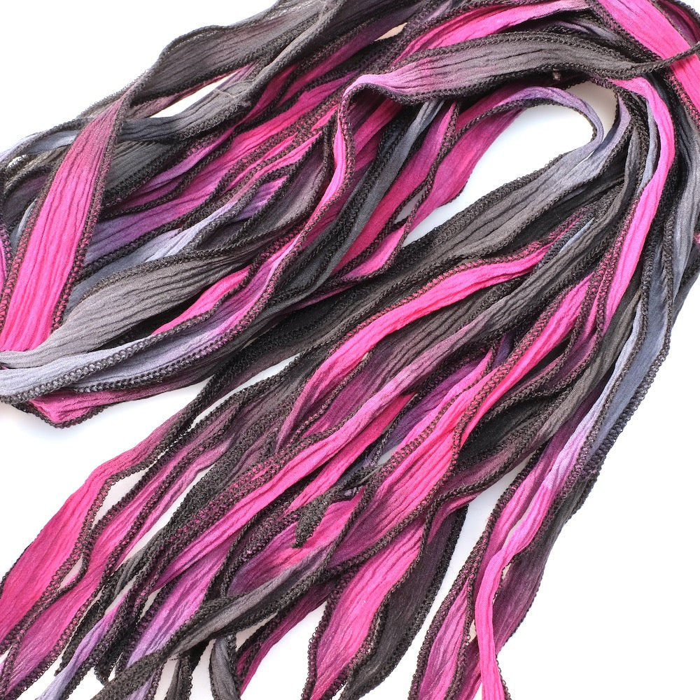 Ruban de soie teint à la main Tie and Dye gris fuchsia couture noire