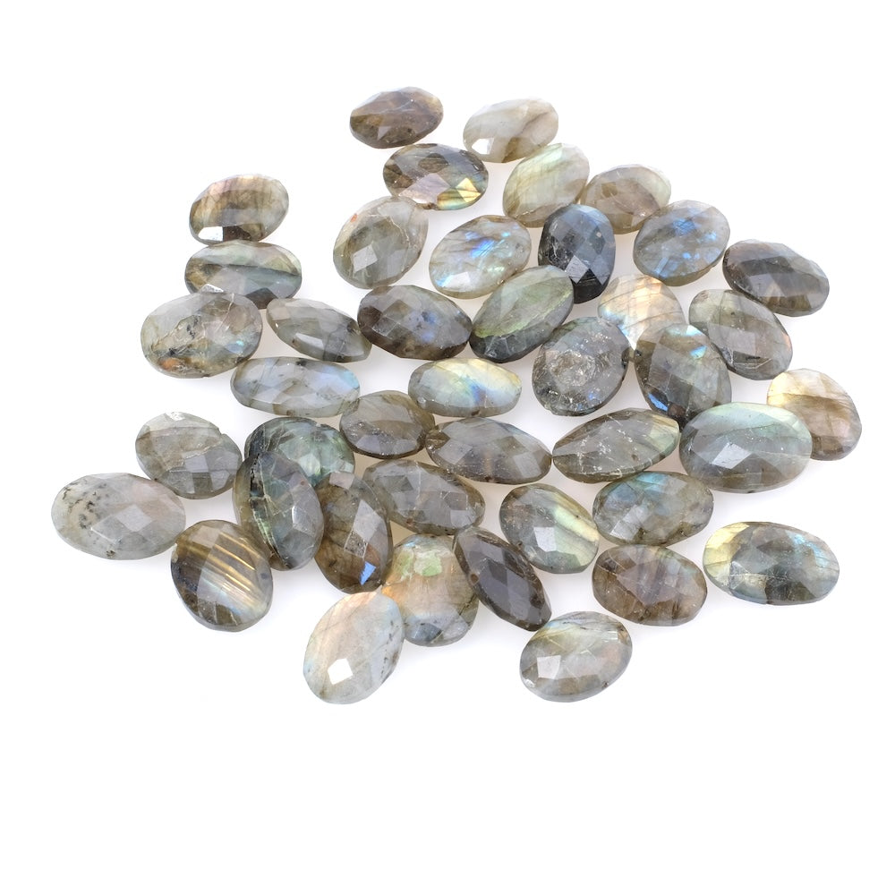 Perle en pierre naturelle facettée ovale en Labradorite