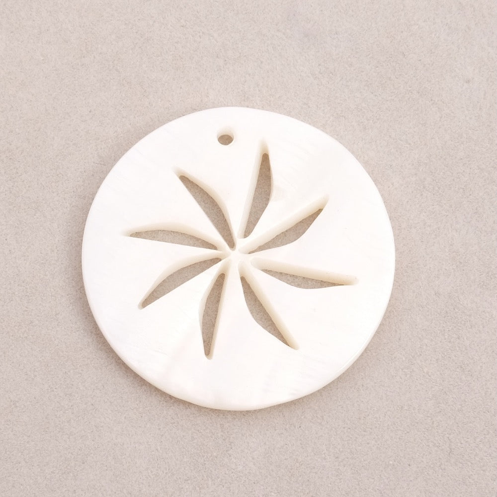 Pendentif rond soleil 30mm en nacre naturelle