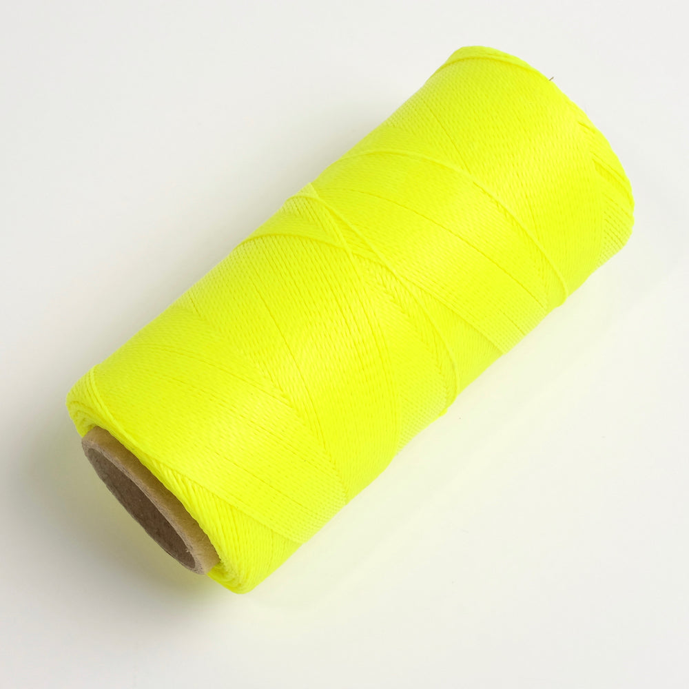 Bobine de fil ciré Linhasita 0,5mm pour micro macramé - Jaune Fluo