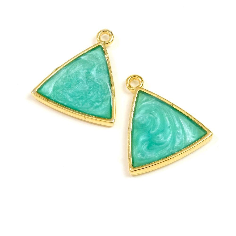 2 pendentifs triangles émaillés turquoise nacré en Zamak doré Or 24K