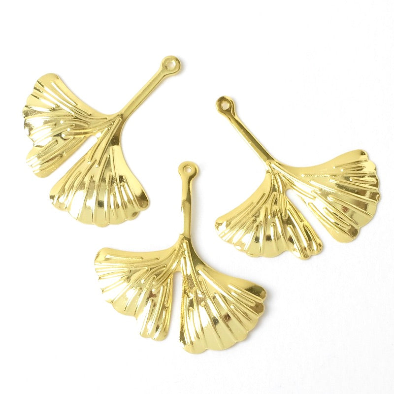 2 Pendentifs Feuilles de ginkgo en laiton doré à l&#39;or fin 24K