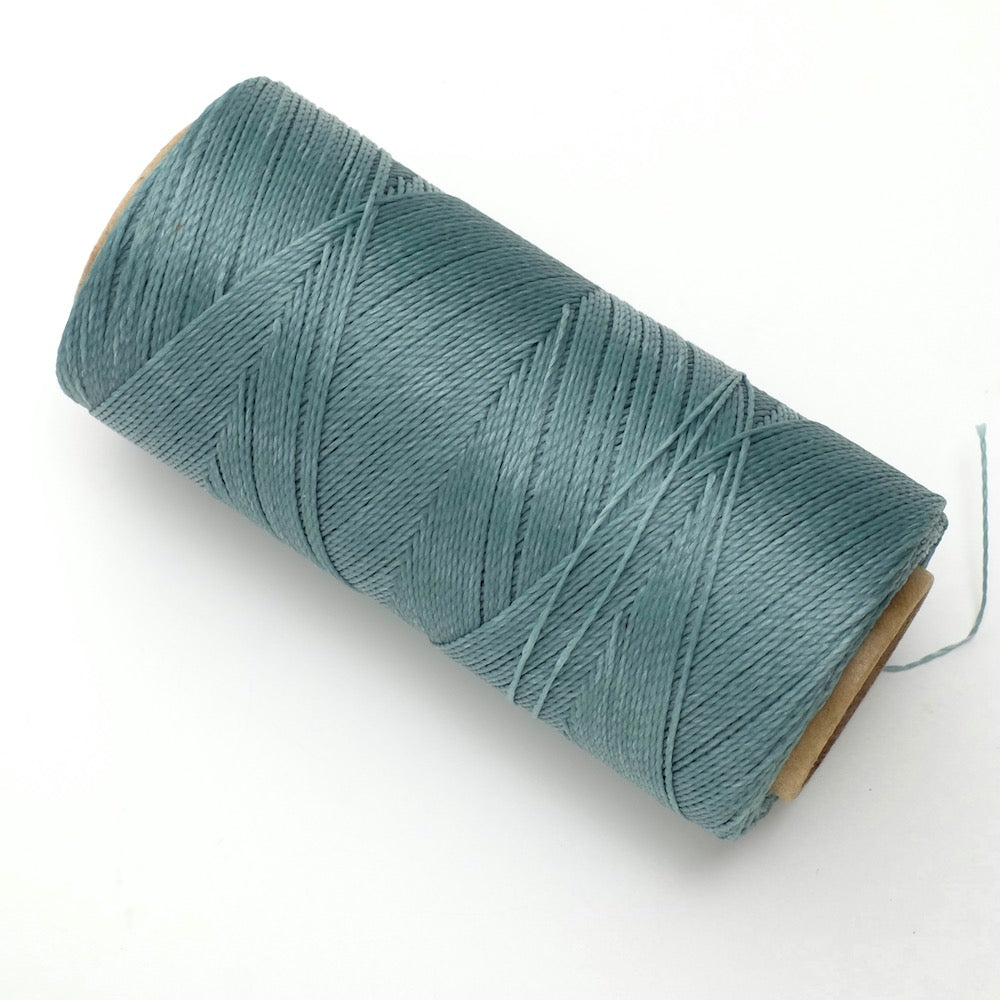 Bobine de fil ciré Linhasita 0,5mm pour micro macramé - Bleu argile