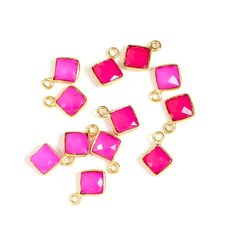 Pendentif serti carré Calcédoine Fuchsia en laiton Doré à l'or fin 24K